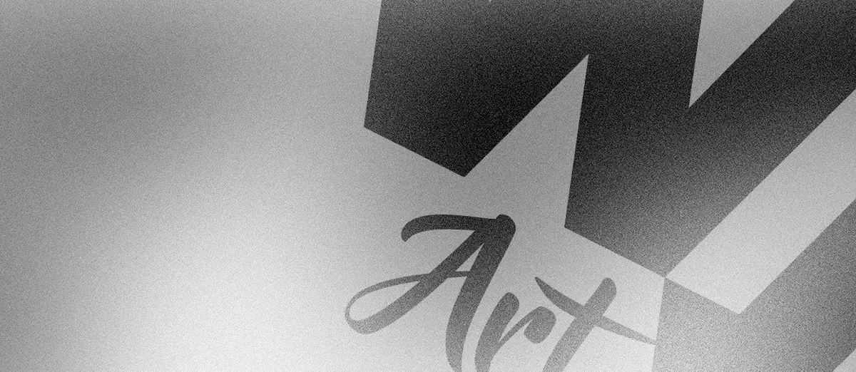 Metallische Ebene mit einem angeschnittenen Logo auf der rechten Seite, das Logo besteht aus den Buchstaben W und J, die schräg in schwarz auf der Metallfläche sind, unter den Buchstaben steht in Schwarz das Wort Art.