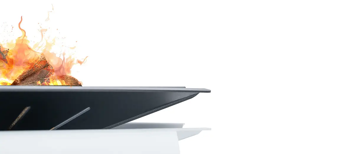 Nahaufnahme einer schwarzen Feuerschale in der ein Holzfeuer brennt.