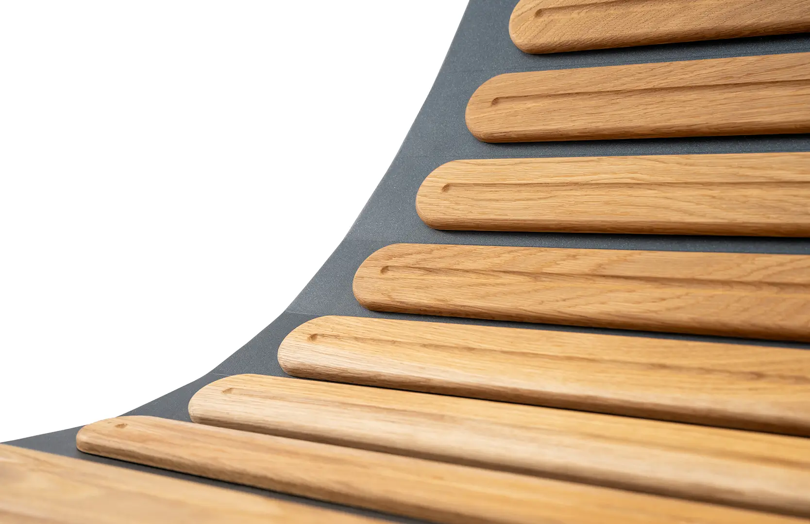 Detailaufnahme eines schwarzen Design Liege Sessels mit geschwungener Rückenlehne und parallel angeordneten Holzleisten auf der Sitzfläche und Rückenlehne