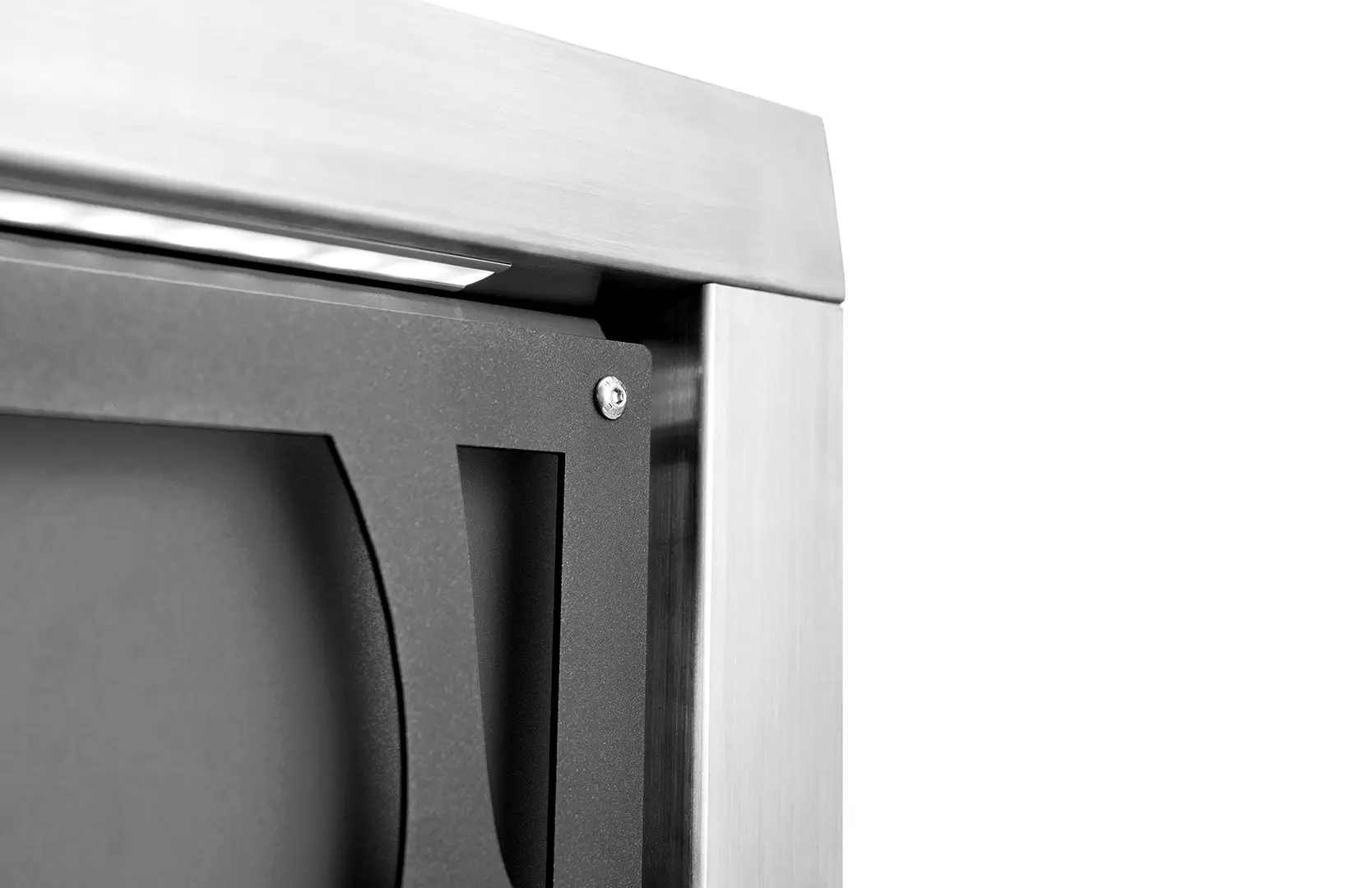 Detailaufnahme eines hochwertigem Metallgehäuse in schwarz und silber, das schwarze Element ist mit einer sichtbaren Schraube befestigt, das Design ist schlicht und modern